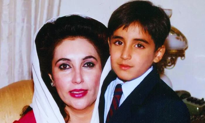 Bilawal Bhutto Childhood picture with her Mother Benazir Bhutto